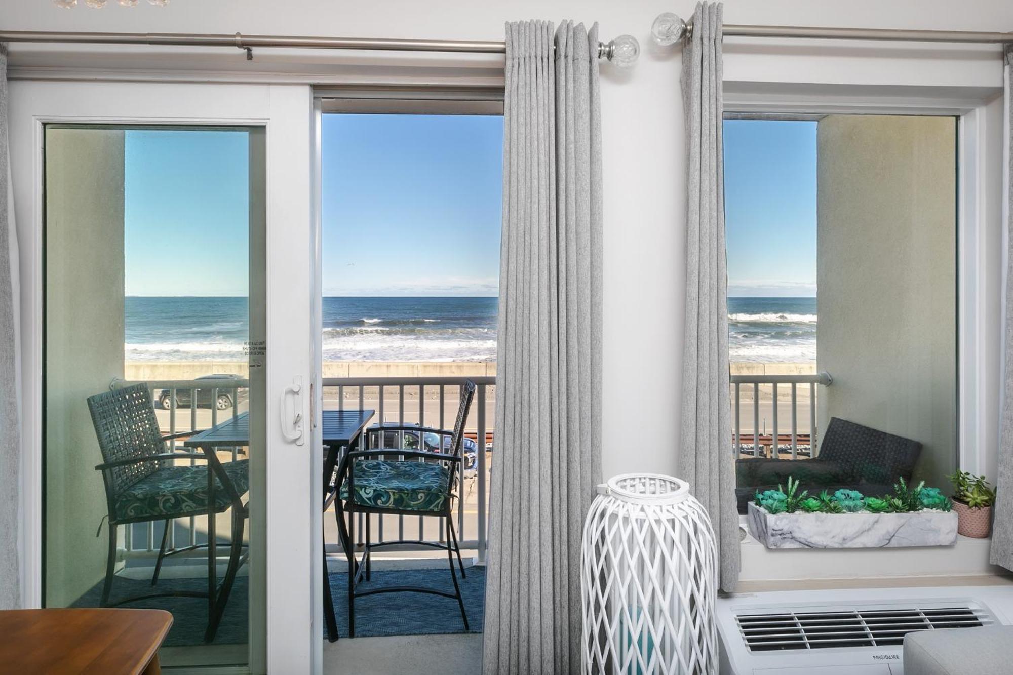 Direct Oceanfront Studio Suite! Хамптън Екстериор снимка